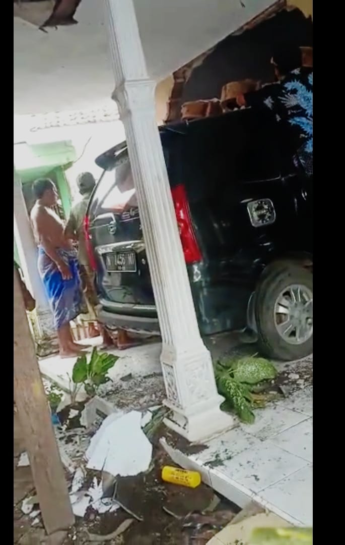 Niat Injak Rem Malah Pedal Gas, Minibus Seruduk Rumah