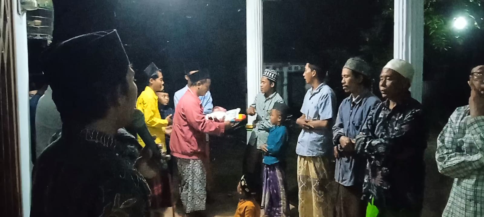 Ritual Unik, Bayi Diusung dan Dikelilingkan ke Hadapan Tamu