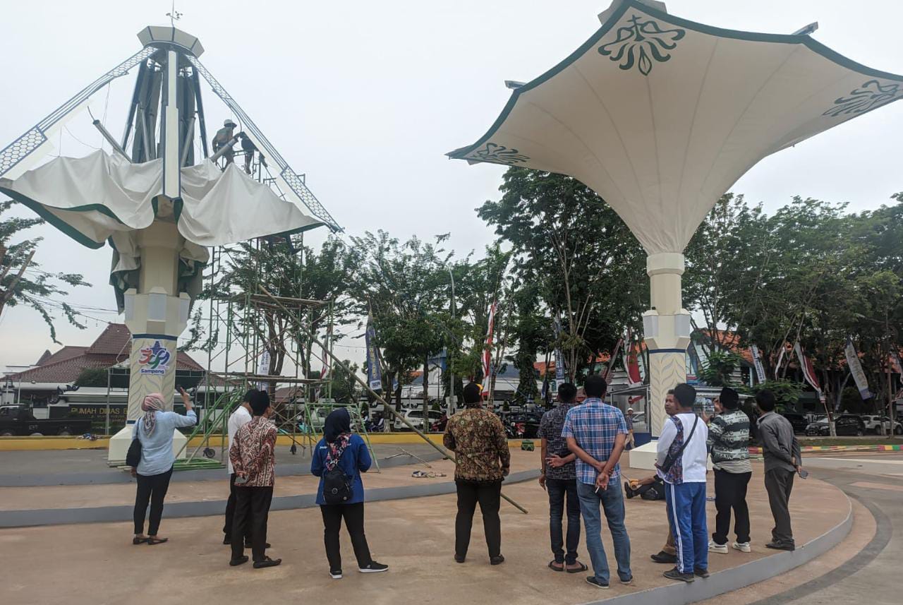 Payung Alun-alun Trunojoyo Rusak Jadi Tontonan Peserta Senam Rekor MURI