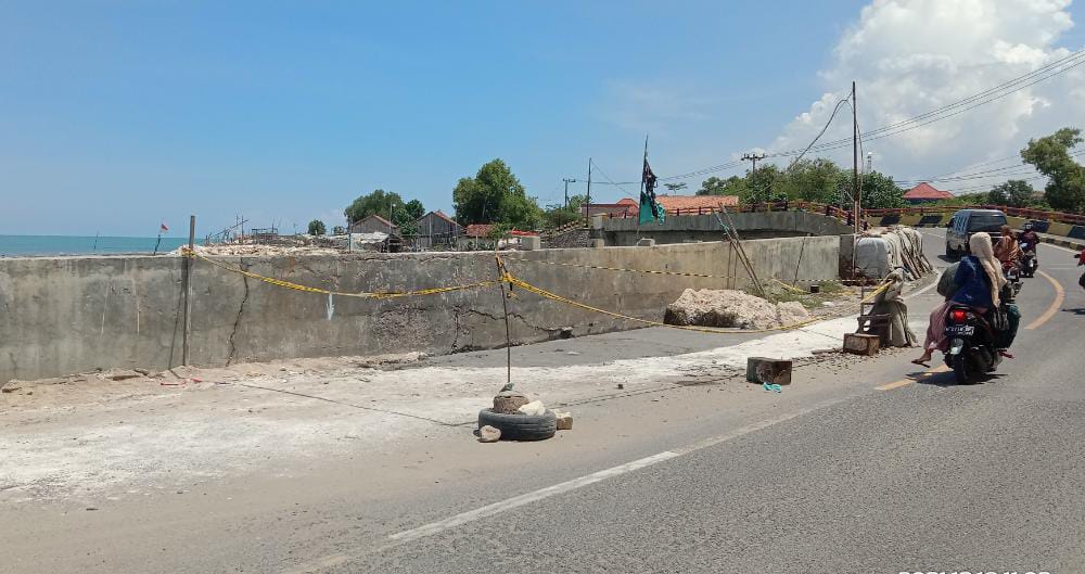 Jalan Nasional Pantura Pamekasan Tidak Terawat 1 Truk Terperosok Jurang