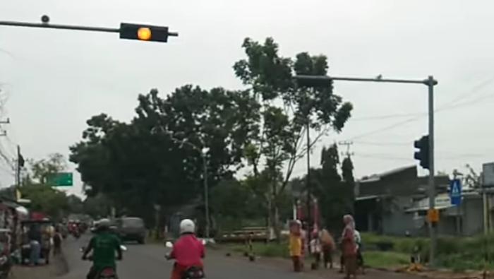 Traffic Light Mati Mengancam Keselamatan Warga