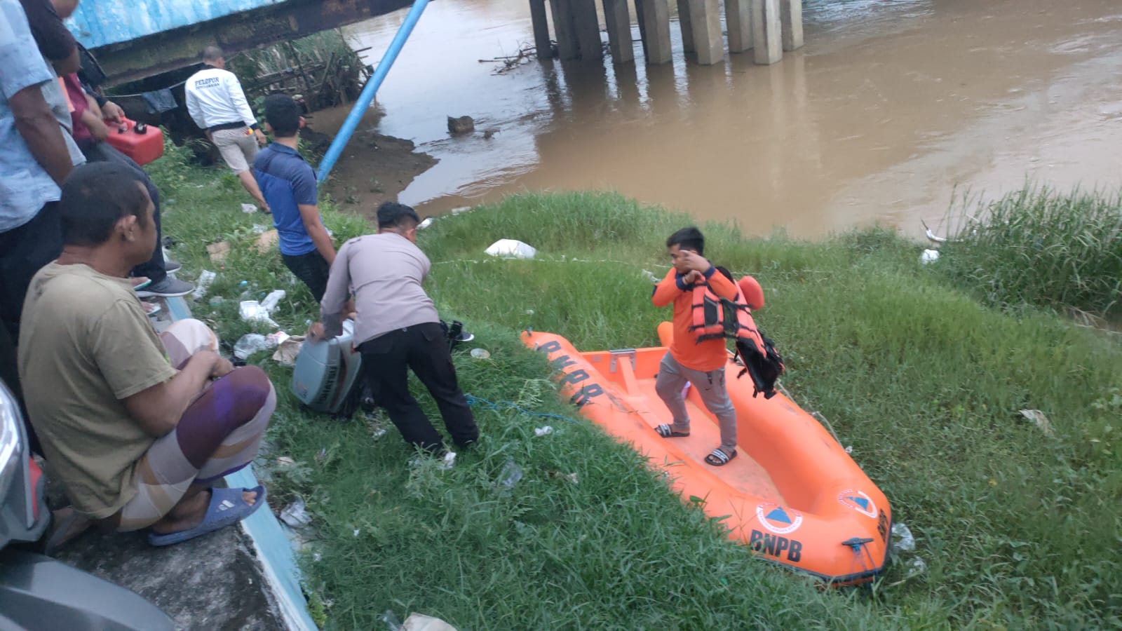 Geger, Manusia Silver Tenggelam di Sungai Bahagia Sampang