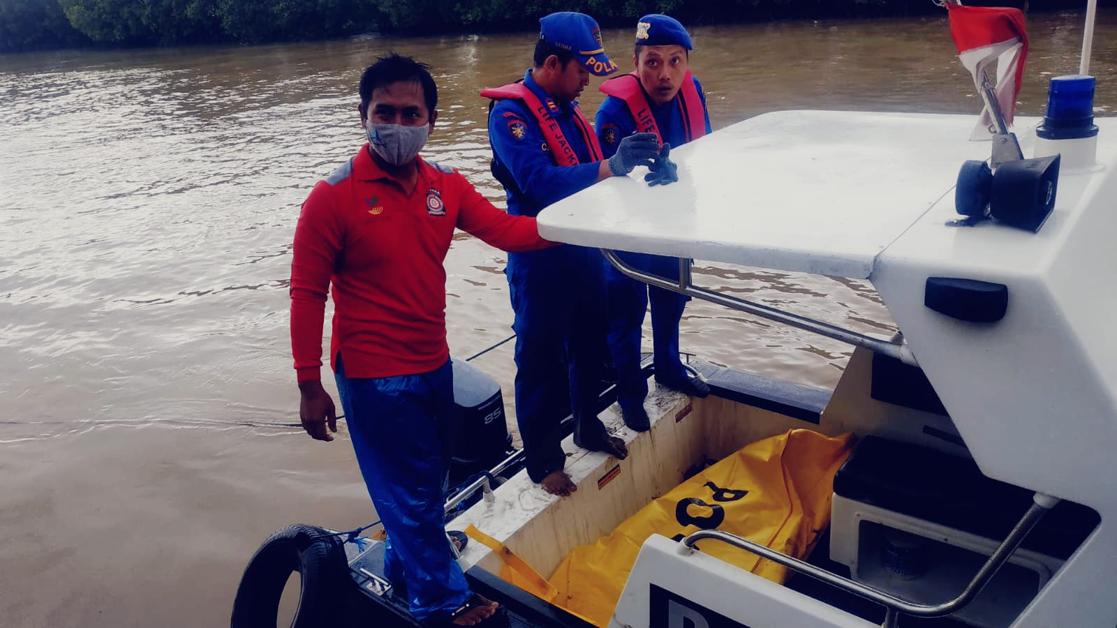 Jasad manusia Silver yang Tenggelam di Sungai Kali Kemuning Sampang Ditemukan
