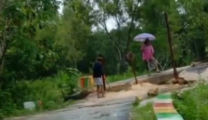 Dua Hari Satu Malam Diguyur Hujan Jalan Poros Desa Amblas