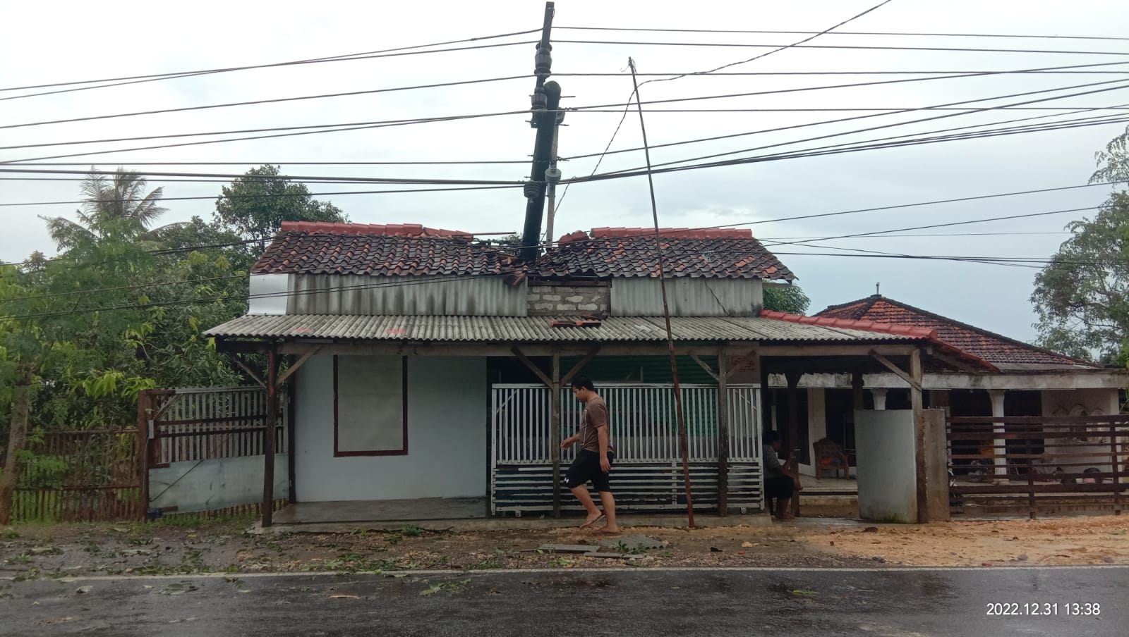 Pohon Tumbang Tiang Listri Merusak Rumah Warga