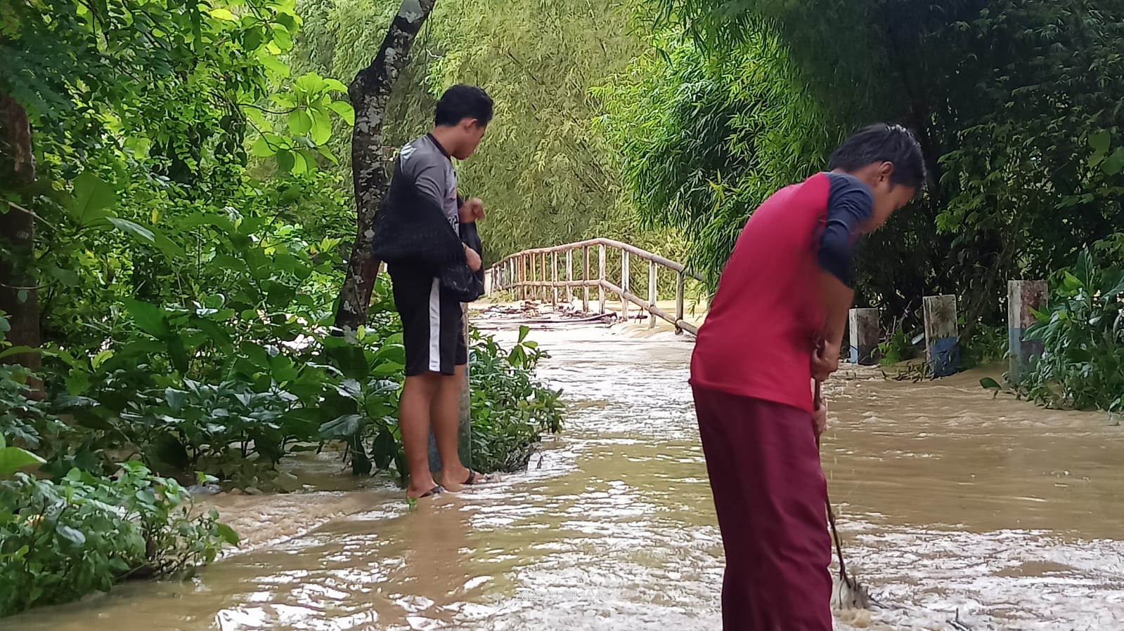 Berpotensi Banjir, Seharian Hujan Lebat Jembatan Daleman Tergenang Air