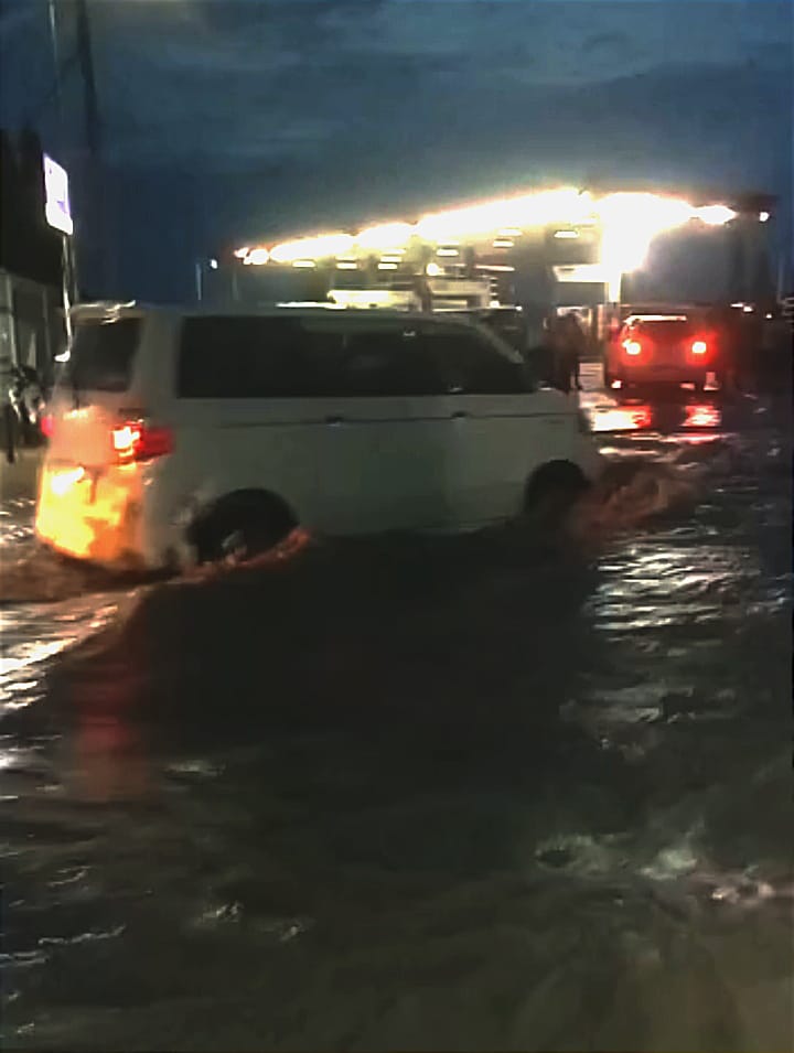 Kacaunya Detik-detik Jelang Akhir Tahun,Banjir Menggenang Jalur Provinsi hingga Lalu Lintas yang Lumpuh Total