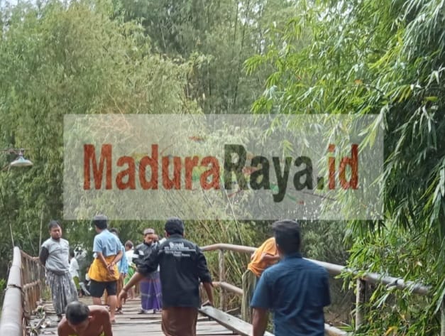 Gegara Kayu Jembatan Terbawa Arus Sungai, Warga Daleman Tagih Janji Pemkab