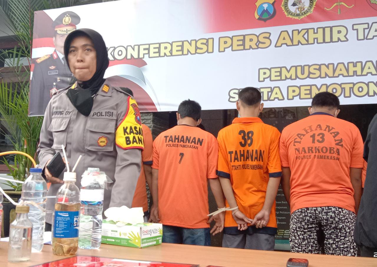 Sungguh Tega di Biarkan, Istri Disetubuhi Oleh Teman di Pamekasan