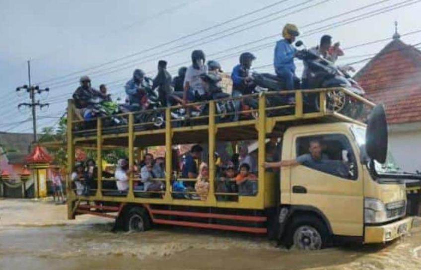 Mengais Rejeki Dengan Berbalas Budi, Pengendara Speda Motor Berlayar Di Atas Truk