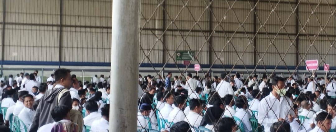 Parah, Peserta Ujian Penerimaan PPS Kepanasan di Gor Indoor