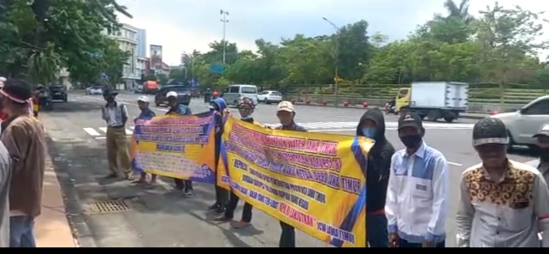 Gruduk Kantor Gubernur Jawa Timur, JCW Tuntut Dana Hibah dan BOS Untuk di Audit