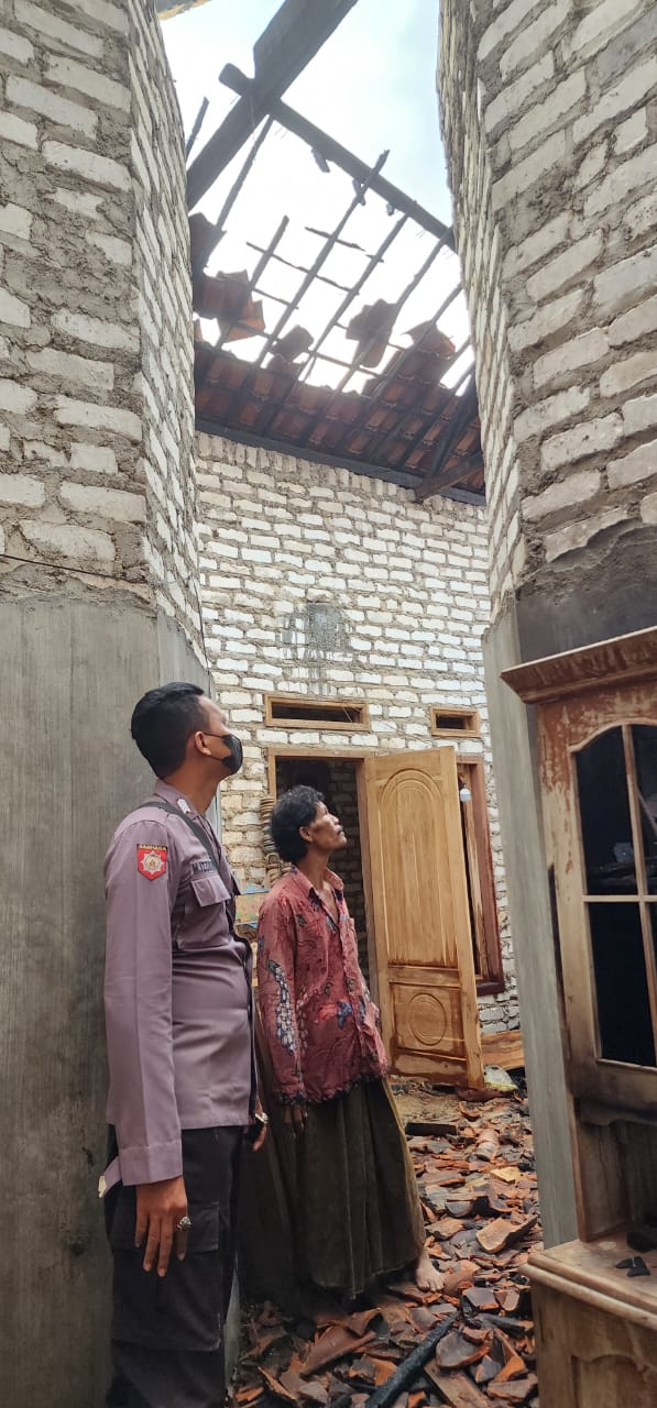 Diduga Korsleting Listrik, Satu Rumah Ludes Dilalap Api