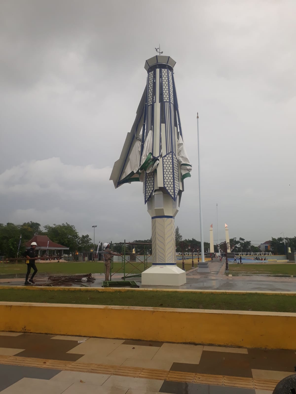 Dua kali Rusak, Perbaikan Payung Alun-alun Trunojoyo Memakan Waktu Sepekan