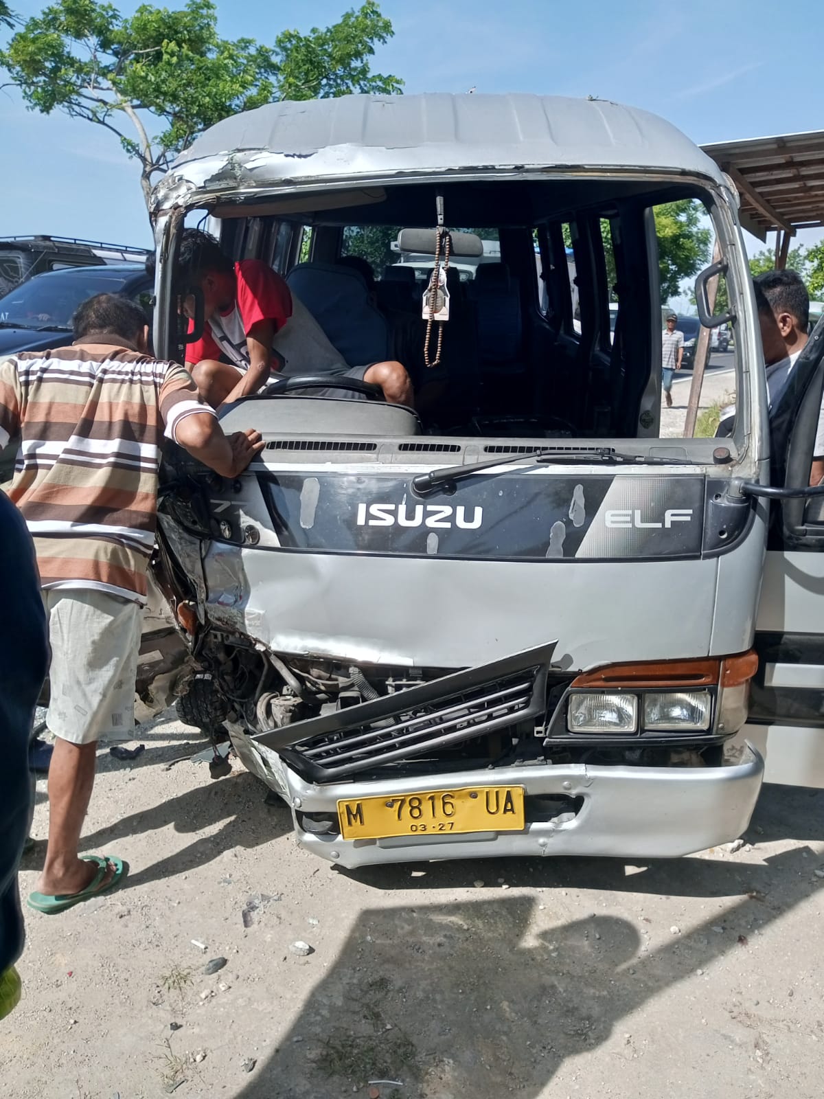 Menyalip Kendaraan di Depan dua MiniBus Adu Moncong