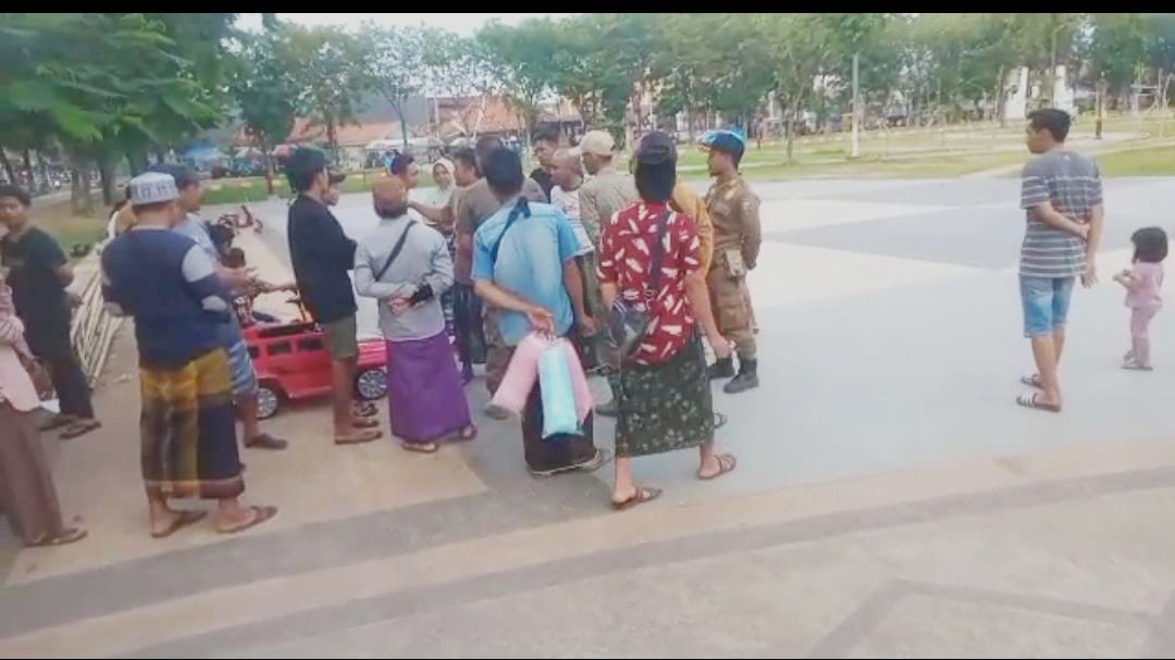 Pedagang Mainan Berjualan di Dalam Alun Alun, Pemkab Sampang Dituding Tak Konsisten