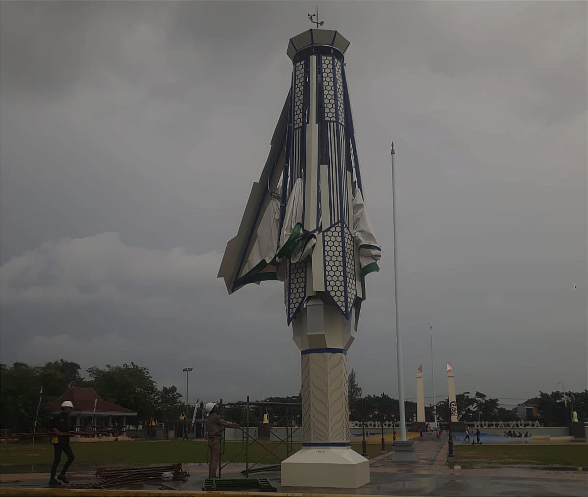 Beda Pendapat, Rampungnya Perbaikan Payung Alun-alun Trunojoyo Tidak jelas