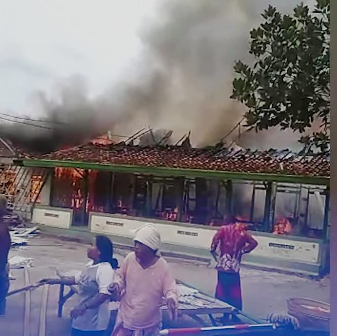 Dugaan Konsleting Listrik Satu Rumah dan Dua Unit Sepeda Hangus Dilalap Api