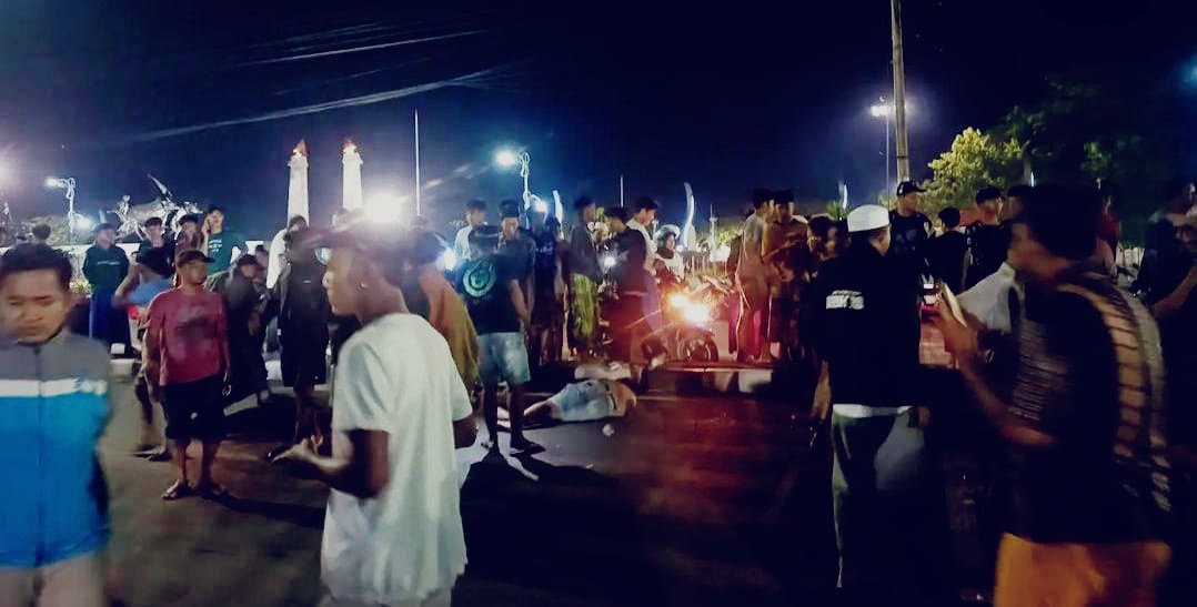 Nekat Melawan Arus Pengendara Motor di Alun-Alun Trunojoyo Sampang kecelakaan