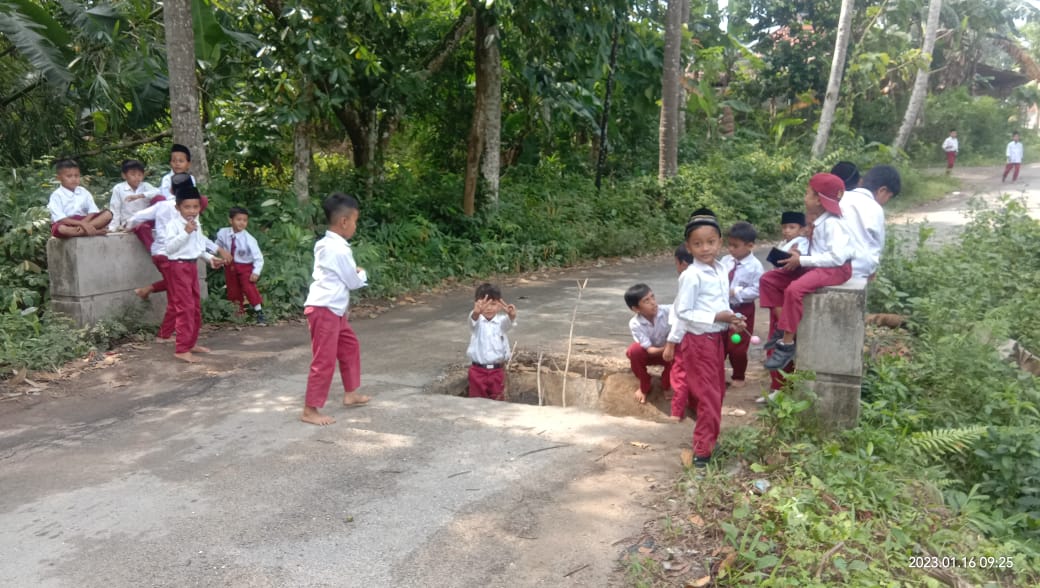 Gorong-Gorong Amblas Nyawa Anak SD Menjadi Taruhannya