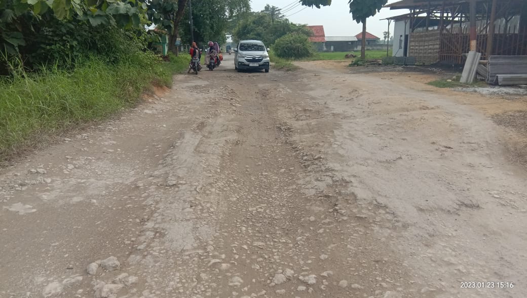 Warga Mengeluh PUPR Biarkan Ruas Jalan Kabupaten Rusak Parah