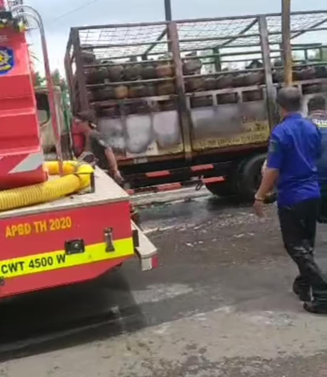 Truk Pengangkut LPG 3 Kg Terbakar di Depan Balai Bluto Sumenep