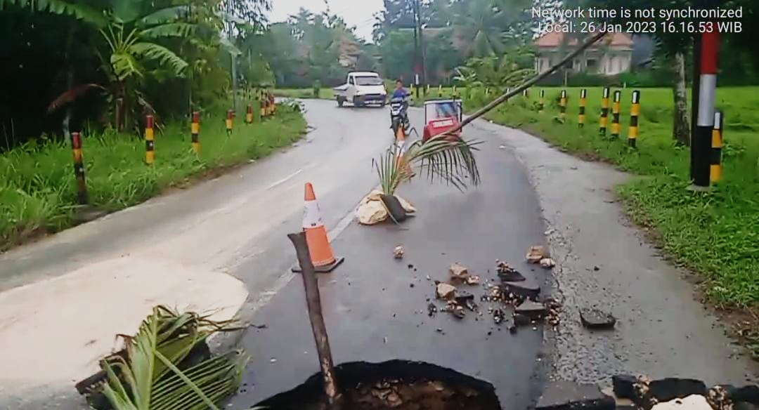 Jalan Nasional Wilayah Robatal Sampang Pantura Ambles Hingga Berlubang