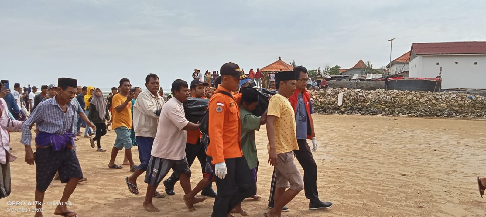 Pencarian Korban Kapal Nelayan Tenggelam di Temukan Tewas di Sokobanah Sampang