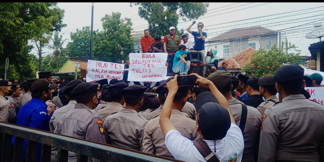 Indikasi di Duga menerima Suap, KPU Sampang di Demo