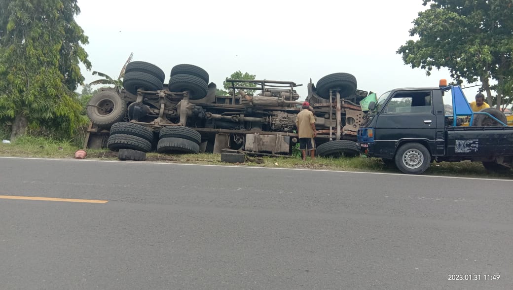 Tanah Ambles Truk Bermuatan 38 Ton Pasir Terguling