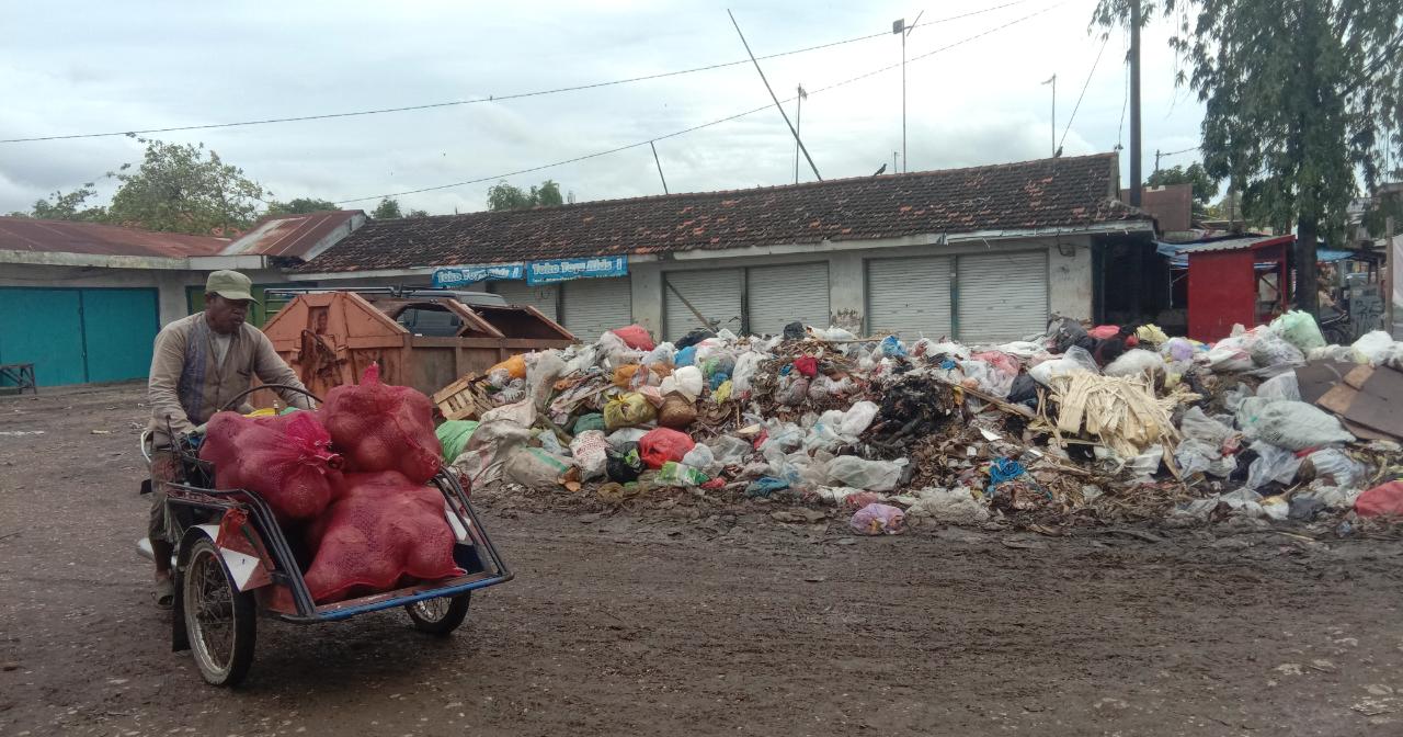 Sampah Pasar Menumpuk Kian Hari Semakin Membusuk