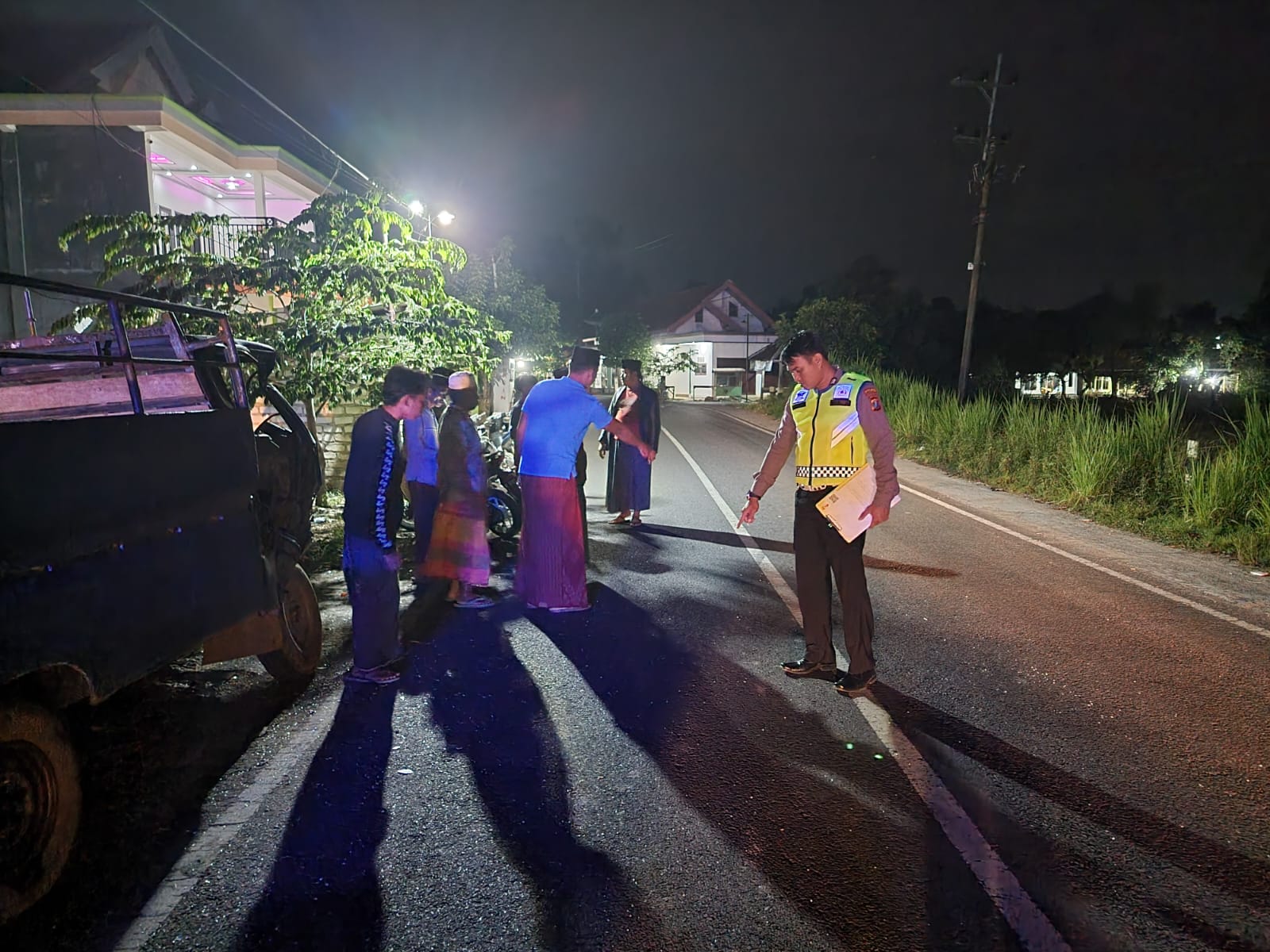 Diduga Hilang Konsentrasi, Dua Mobil di Sampang Ringsek Terlibat Adu Banteng