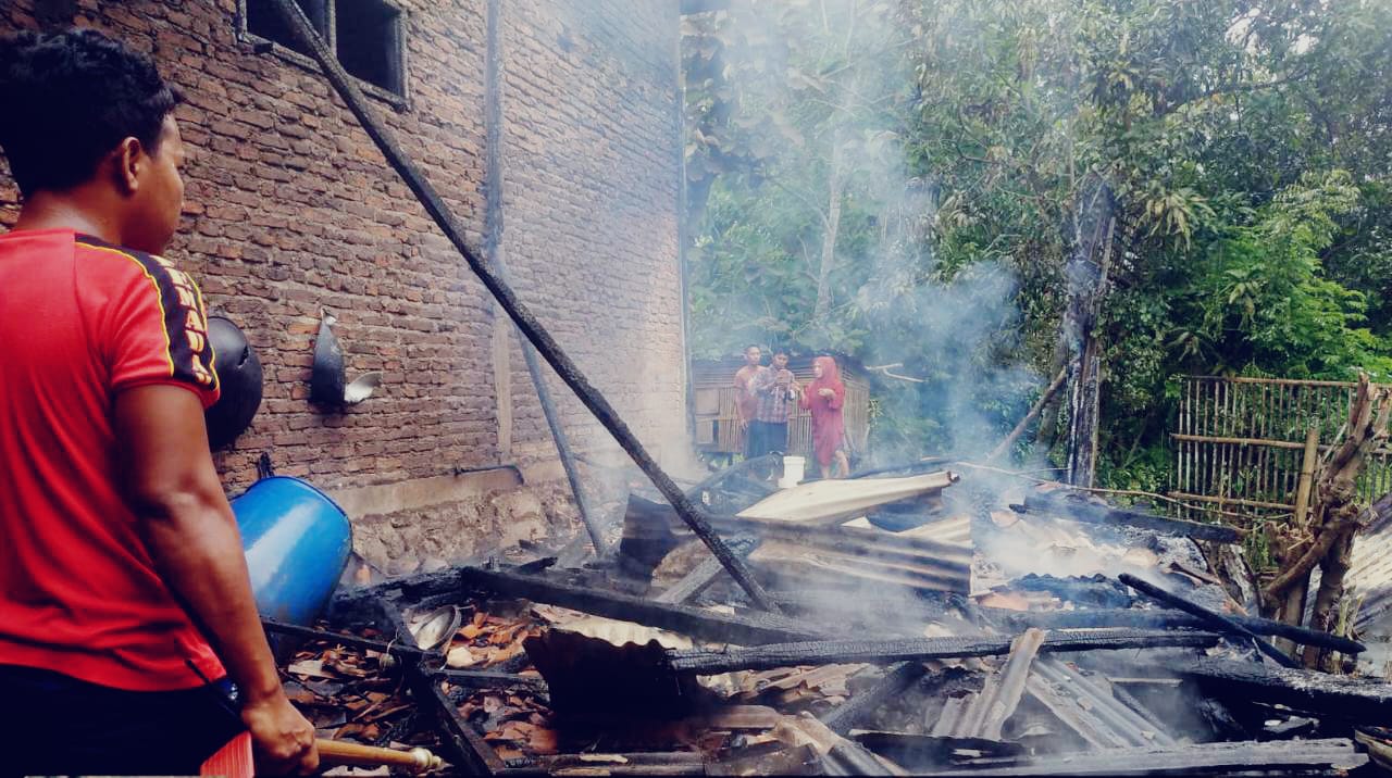 Diduga Bakar Jerami Kandang Sapi dan Dapur Warga Sampang di Lalap Si Jago Merah