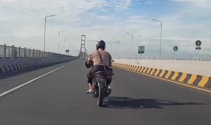 Diduga Oknum Polisi Langgar Aturan Lalu Lintas Di Jembatan Suramadu