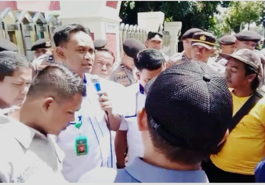 Aksi Demo di Depan PN Sampang, Massa Minta JPU Lebih Objektif Dalam Menangani Kasus