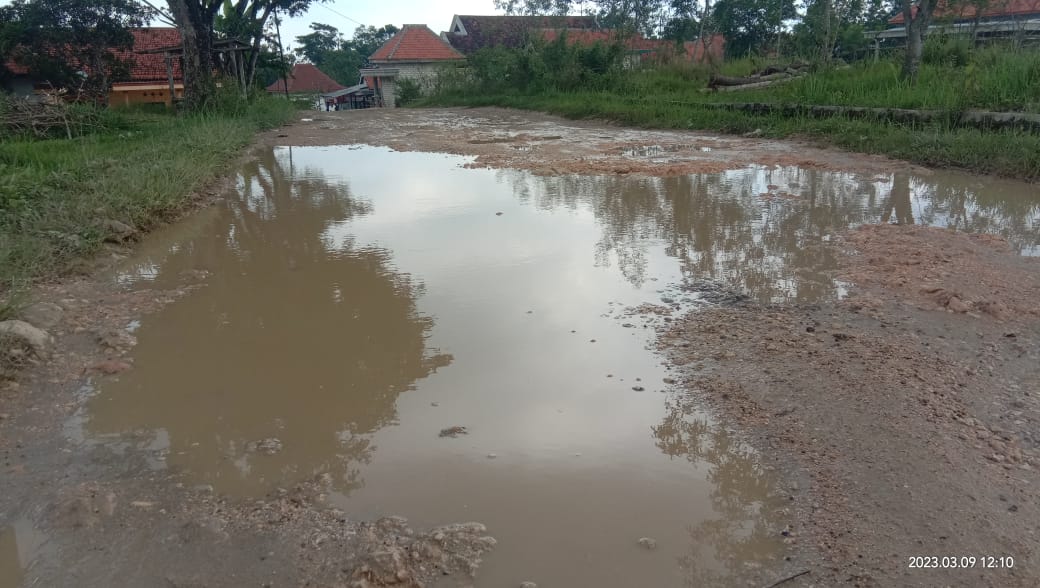 Kerusakan Jalan Menghambat Kelancaran Ekonomi Masyarakat