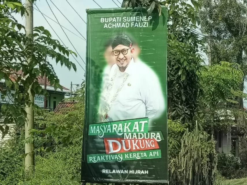 Langgar Aturan, Banner Berisi Foto Bupati Sumenep Dipaku di Pohon Sepanjang Jalan