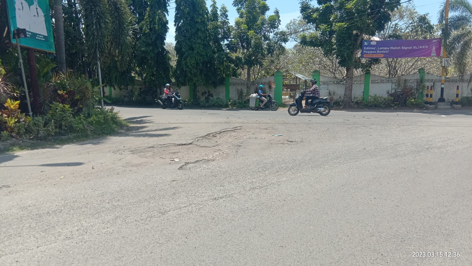 Akses Jalan Menuju Makam Leluhur Bangkalan Rusak, Korban Berjatuhan