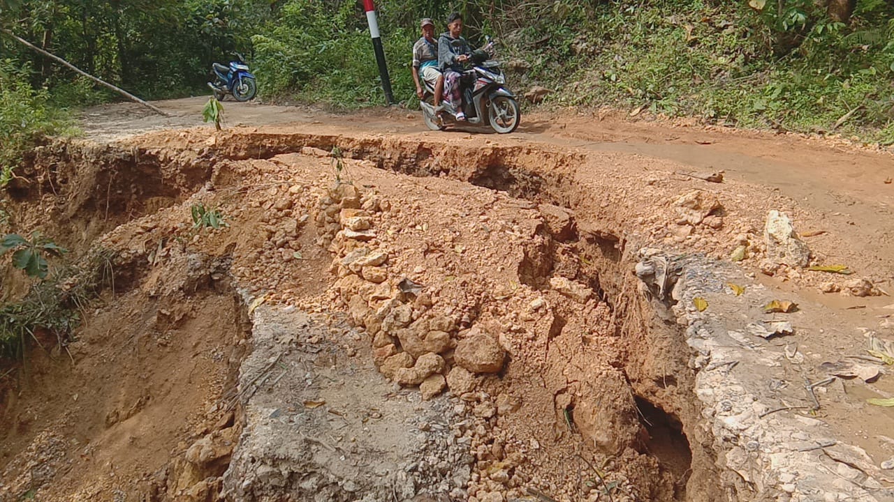 Akibat Curah Hujang Tinggi Jalan Akses Antar Desa Lonsong