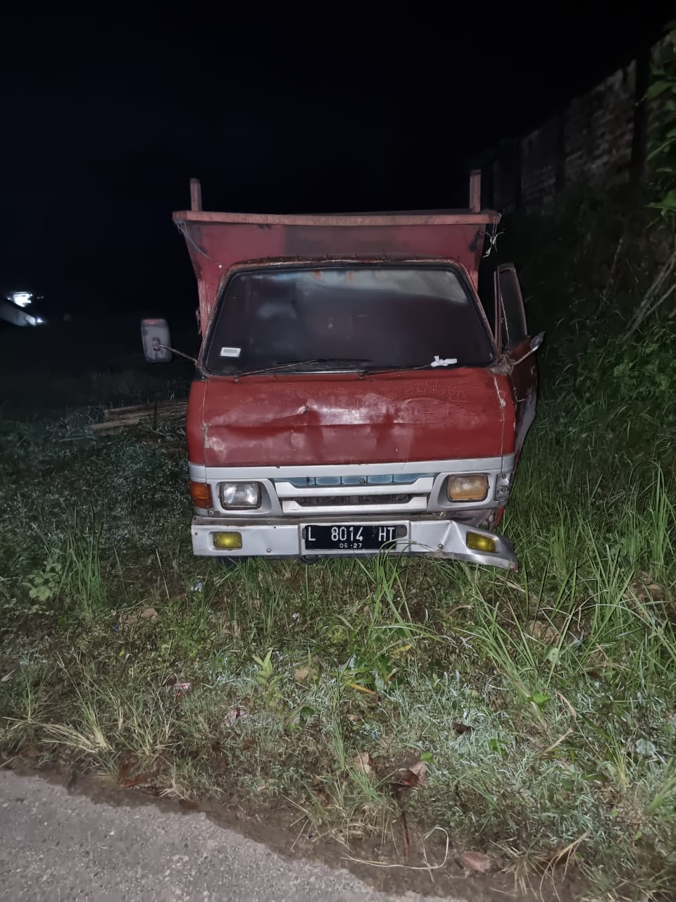 Tak Kuat Menanjak, Truk Muatan Besi Mundur hingga Tabrak Pengendara Motor di Karang Penang