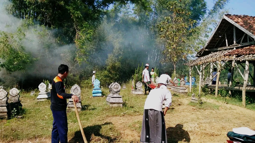 Jelang Bulan Puasa, TPU di Sampang Ramai Peziarah