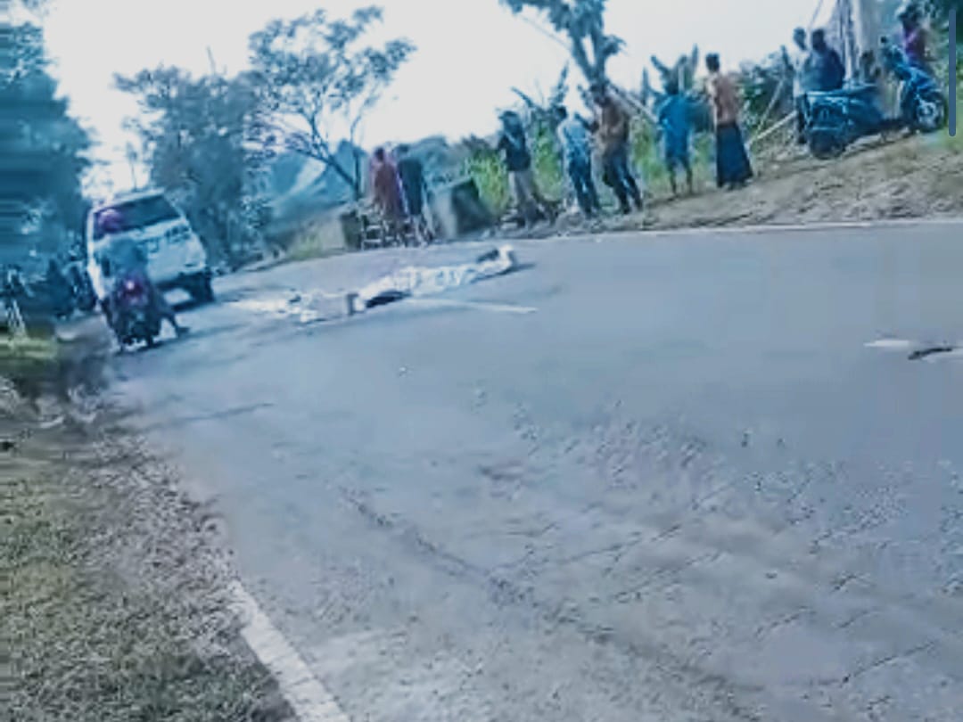 Hendak Mendahului Kendaraan Didepan, Seorang Pemotor Asal Omben Sampang Tewas Seketika Di Tabrak Truk