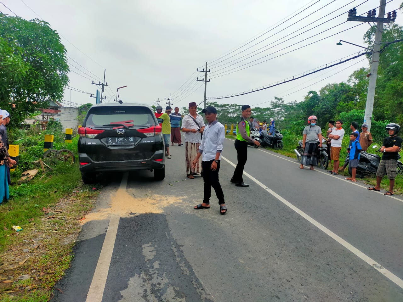 Diduga Ngantuk, Minibus Tabrak penarik Gerobak di Jalan Karongan Sampang Hingga Meninggal
