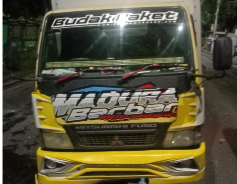 Mobil Box Expedisi Tabrak Trotoar Jalan, Sopir Ngantuk dan Hilang Kendali