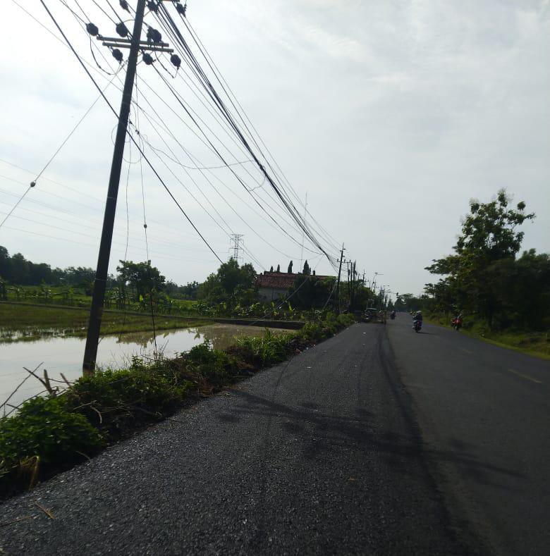 Kabel Internet di Sreseh Sampang Kendor Dan Membahayakan Dikeluhkan Warga