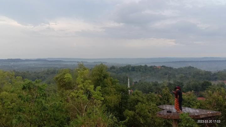 Corak Keindahan Wisata Bukit Lampion Beramah Pantau Surabaya