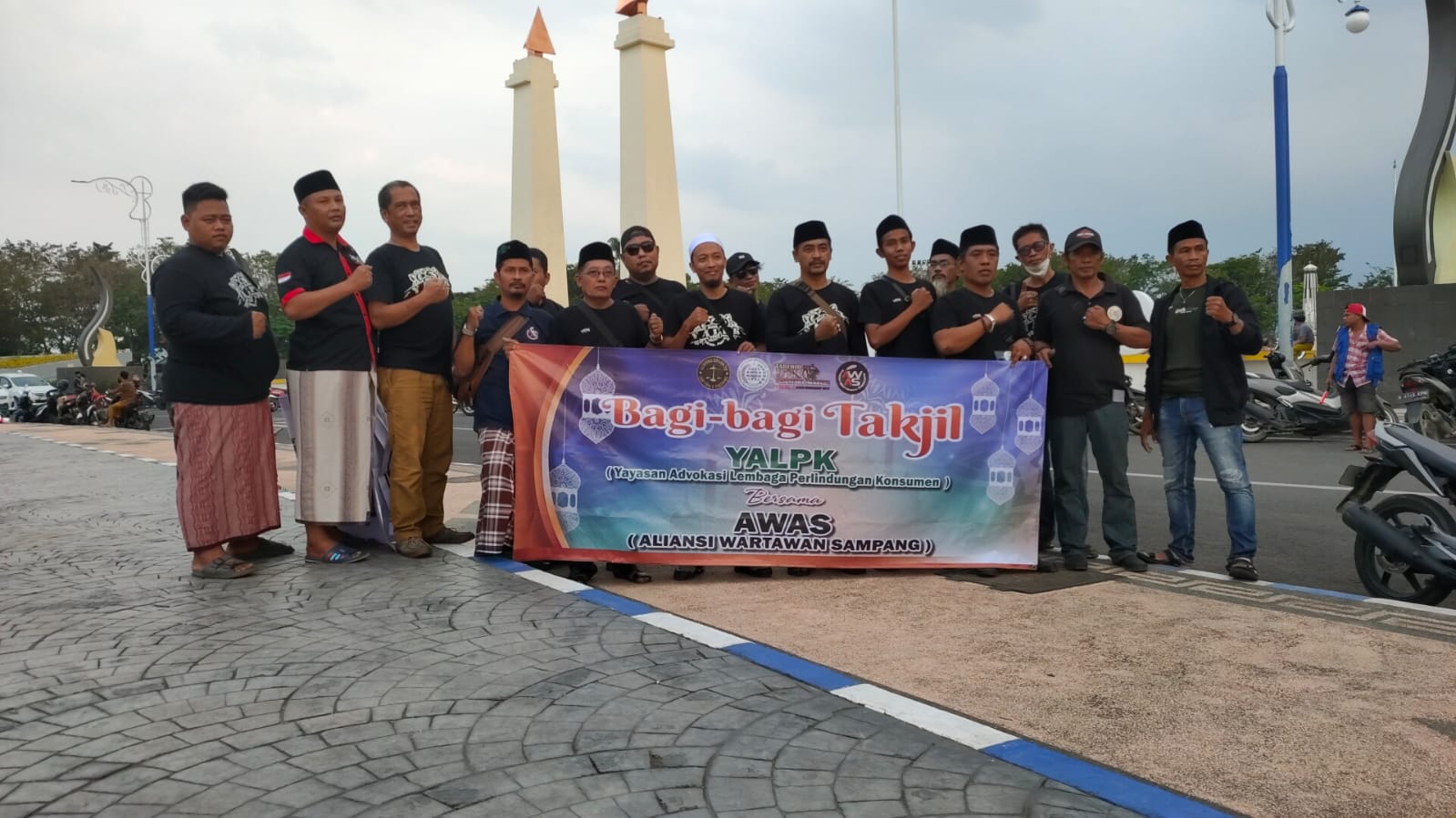 AWAS Coboy Kolaborasi Dengan YALPK Gresik Ngalap Berkah Bagi Takjil di Alun-alun Kota