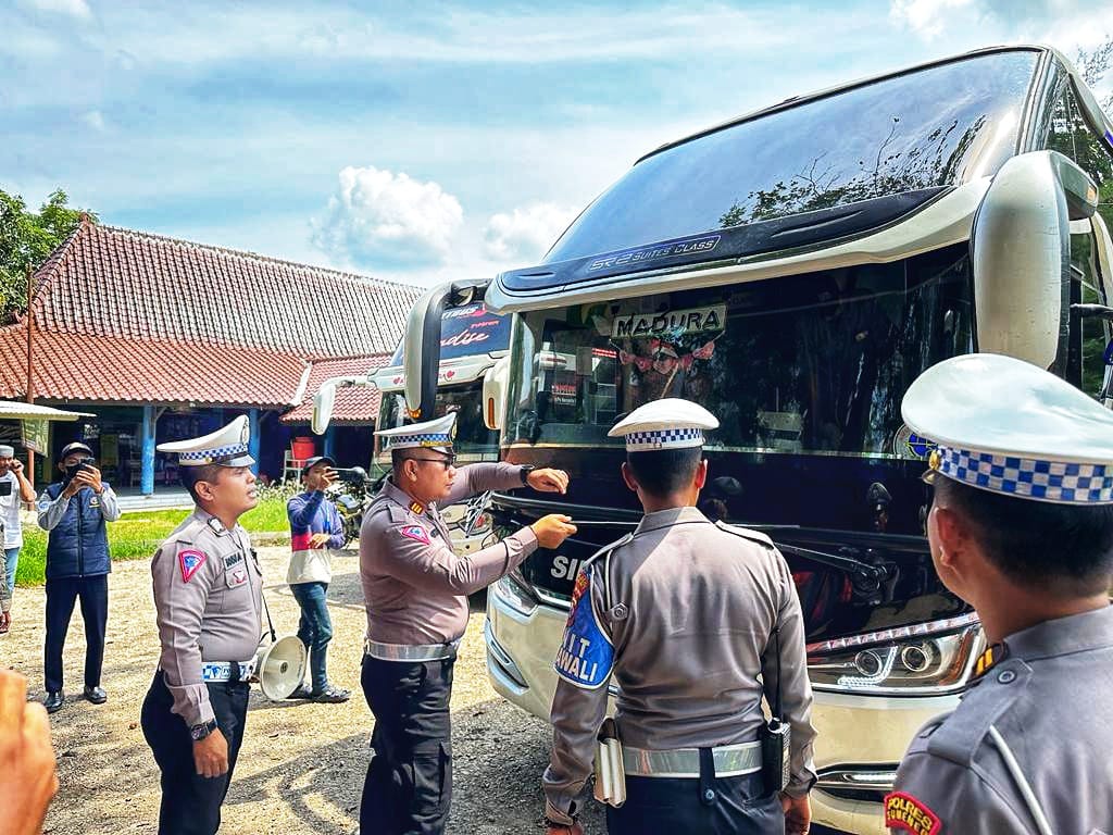 Jelang Arus Mudik 2023, Polisi dan Dishub Sumenep Cek Kelaiakan Bus di Pul Dan Terminal