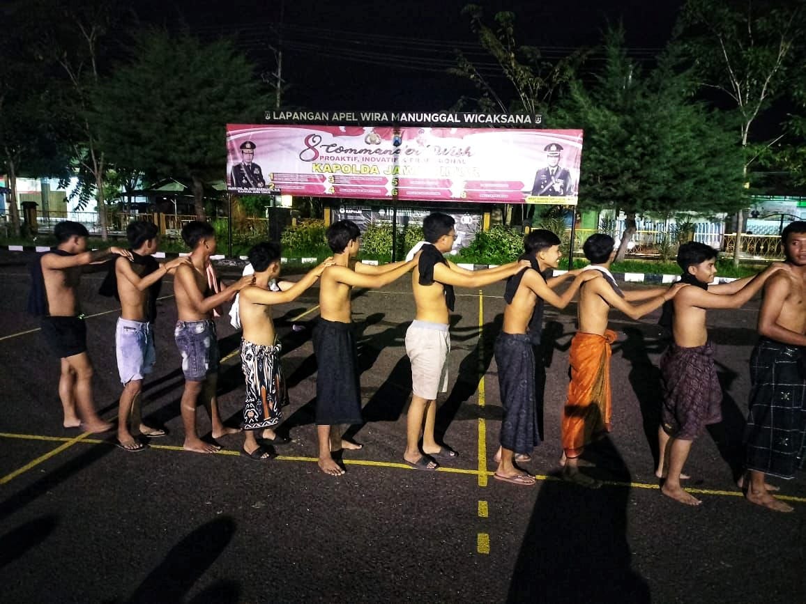Perang Sarung Jadi Tren Kelompok Remaja di Bulan Puasa di Sampang