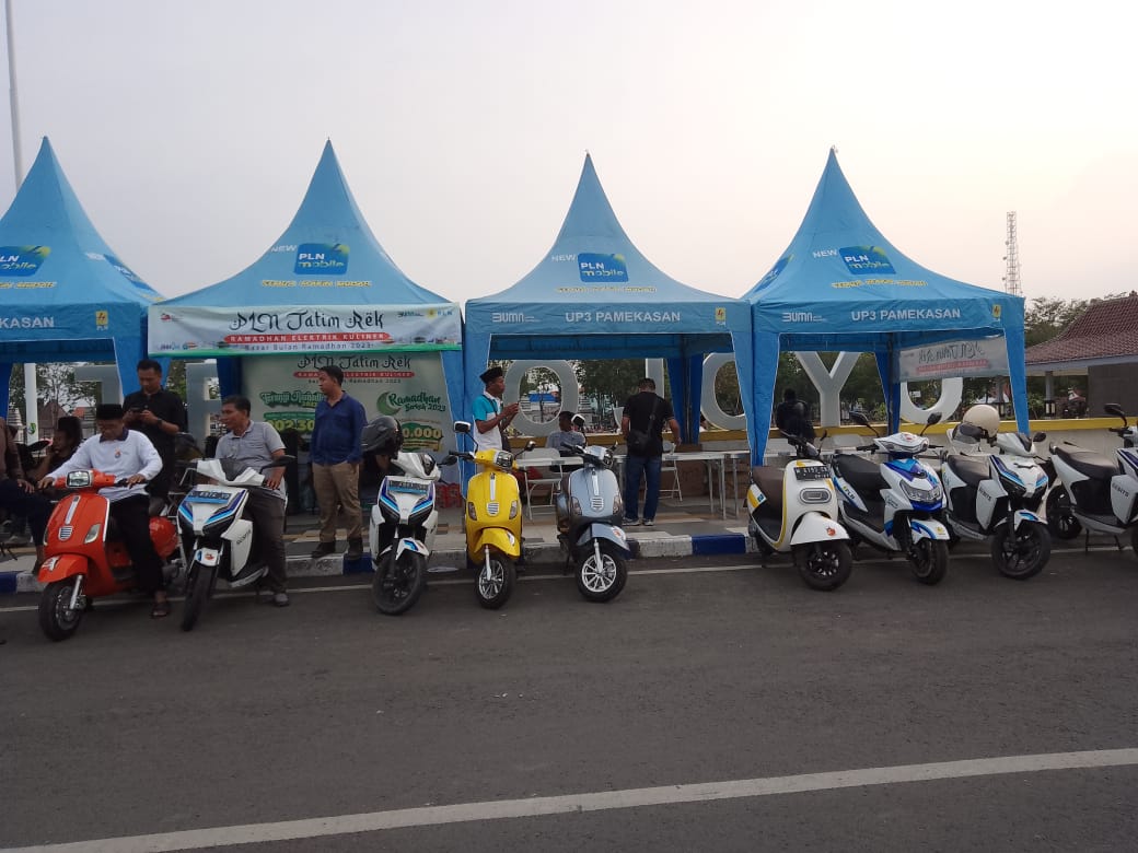 PLN UP3 Pamekasan Menggelar Ramadhan Electric Rek Bangkitkan UMKM di Alun-Alun Trunojoyo